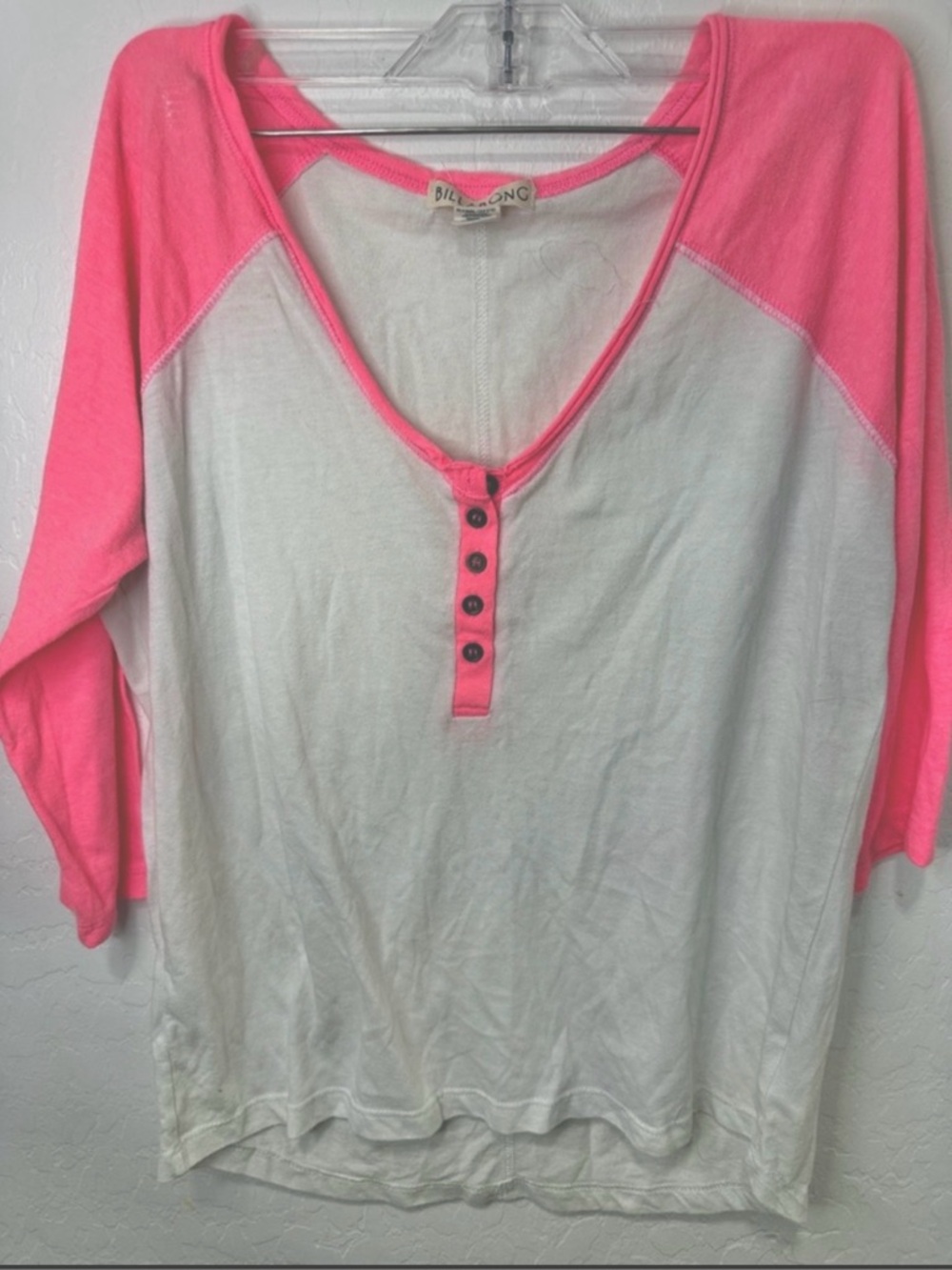 Billabong small White Top Bright Pink Raglan Sleeves y2k dainty v-neck beach